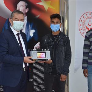 Aile Haftası Kapsamında Başarılı Çocuklara Tablet Dağıtımı Gerçekleştirildi - fotoğraf 3