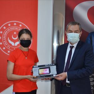 Aile Haftası Kapsamında Başarılı Çocuklara Tablet Dağıtımı Gerçekleştirildi - fotoğraf 4