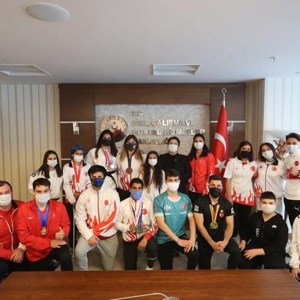 Bakan Yanık, 19 Mayıs’ta 19 milli sporcuyla buluştu - fotoğraf 2