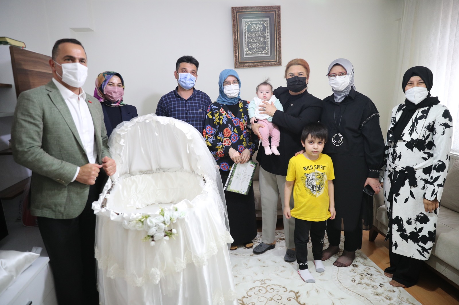 Bakanımız Derya Yanık Beyoğlu Belediyesinin "Hoş Geldin Bebek" Projesi Kapsamında Yeni Doğan Bir Bebeği Ziyaret Etti