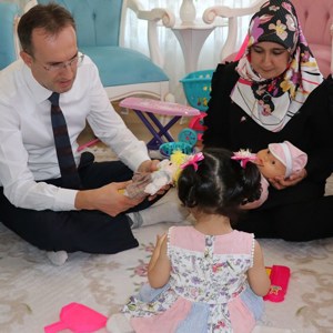 İş dönüşü yolunu gözleyen küçük kızlarıyla mutlulukları katlandı - fotoğraf 4
