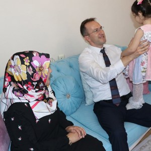 İş dönüşü yolunu gözleyen küçük kızlarıyla mutlulukları katlandı - fotoğraf 5