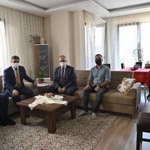 Valimiz Sayın Muammer EROL, 15 Temmuz Demokrasi ve Milli Birlik Günü Münasebetiyle Şehit Yakınlarımızla Bir Araya Geldi. - fotoğraf 2