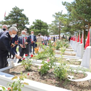 Karanlık Geceden Aydınlık Sabaha 15 Temmuz Destanı :"Toprak Eğer Uğrunda Ölen Varsa Vatandır." - fotoğraf 14