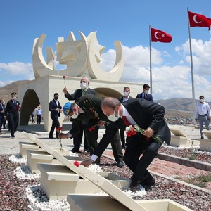 15 Temmuz Demokrasi Ve Milli Birlik Günü Dolayısıyla Bayburt Şehitliği’nde Tören Düzenlendi - fotoğraf 1