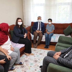 Sayın Valimiz ve Eşi Hanımefendi Şehit Aile  Ziyaretlerinde Bulundular. - fotoğraf 2