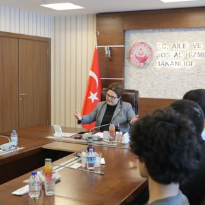 Bakanımız Yanık Kuruluşlarda Yetişmiş ve YKS’de Başarılı Olmuş Gençlerle Bakanlıkta Bir Araya Geldi - fotoğraf 1