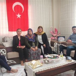 Sayın Valimizin Eşi Sevilay Coşkun Şehit Ailelerini Ziyaret Etti - fotoğraf 1