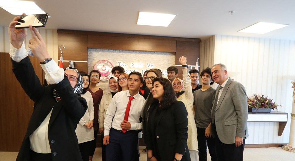 Bakanımız Yanık Kuruluşlarda Yetişmiş ve YKS’de Başarılı Olmuş Gençlerle Bakanlıkta Bir Araya Geldi