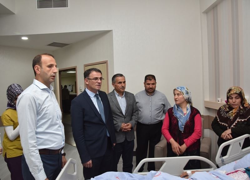 İl Müdürümüz Mahmut ÖZDEMİR, Şehit Kadir YILDIRIM’ın Annesini Tedavi Gördüğü Hastanede Ziyaret Etti