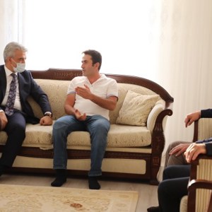 Valimiz Sayın Mehmet MAKAS ve Eşi Hanımefendi  Elif MAKAS, düzenli olarak gerçekleştirdikleri ziyaretler kapsamında şehit aileleri ve gazilerimizi ziyaret ettiler. - fotoğraf 1