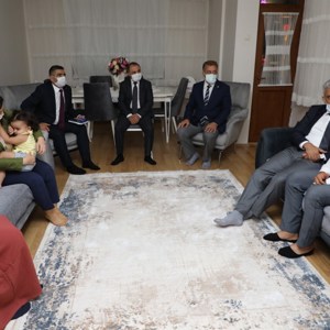 Valimiz Sayın Mehmet MAKAS ve Eşi Hanımefendi  Elif MAKAS, düzenli olarak gerçekleştirdikleri ziyaretler kapsamında şehit aileleri ve gazilerimizi ziyaret ettiler. - fotoğraf 2