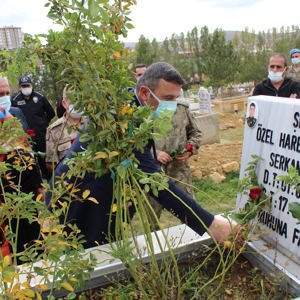 Şehit Polis Memuru Serkan Saka Şehadetinin Sene-i Devriyesinde Kabri Başında Dualarla Anıldı - fotoğraf 3