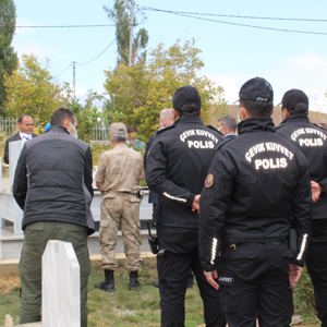 Şehit Polis Memuru Serkan Saka Şehadetinin Sene-i Devriyesinde Kabri Başında Dualarla Anıldı - fotoğraf 8