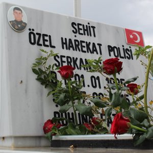Şehit Polis Memuru Serkan Saka Şehadetinin Sene-i Devriyesinde Kabri Başında Dualarla Anıldı - fotoğraf 9