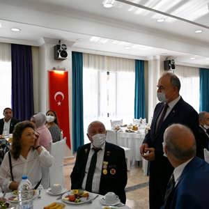 Valimiz Sayın Muammer EROL, Kahvaltı Programında Kahraman Gazilerimizle Bir Araya Geldi. - fotoğraf 3