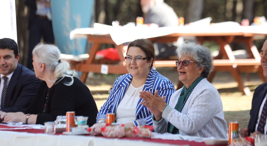 Aile Ve Sosyal Hizmetler Bakanımız Derya Yanık, Sultangazi'de Huzurevi Sakinleriyle Bir Araya Geldi