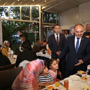 VALİMİZ ŞEHMUS GÜNAYDIN KORUYUCU AİLELERİMİZLE İFTAR YEMEĞİNDE BULUŞTU - fotoğraf 2