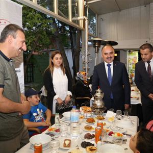 VALİMİZ ŞEHMUS GÜNAYDIN KORUYUCU AİLELERİMİZLE İFTAR YEMEĞİNDE BULUŞTU - fotoğraf 3