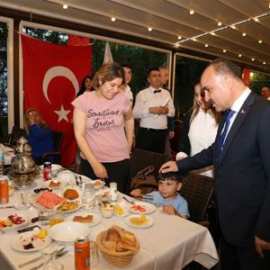 VALİMİZ ŞEHMUS GÜNAYDIN KORUYUCU AİLELERİMİZLE İFTAR YEMEĞİNDE BULUŞTU - fotoğraf 4