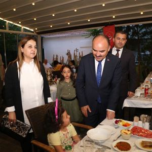 VALİMİZ ŞEHMUS GÜNAYDIN KORUYUCU AİLELERİMİZLE İFTAR YEMEĞİNDE BULUŞTU - fotoğraf 5