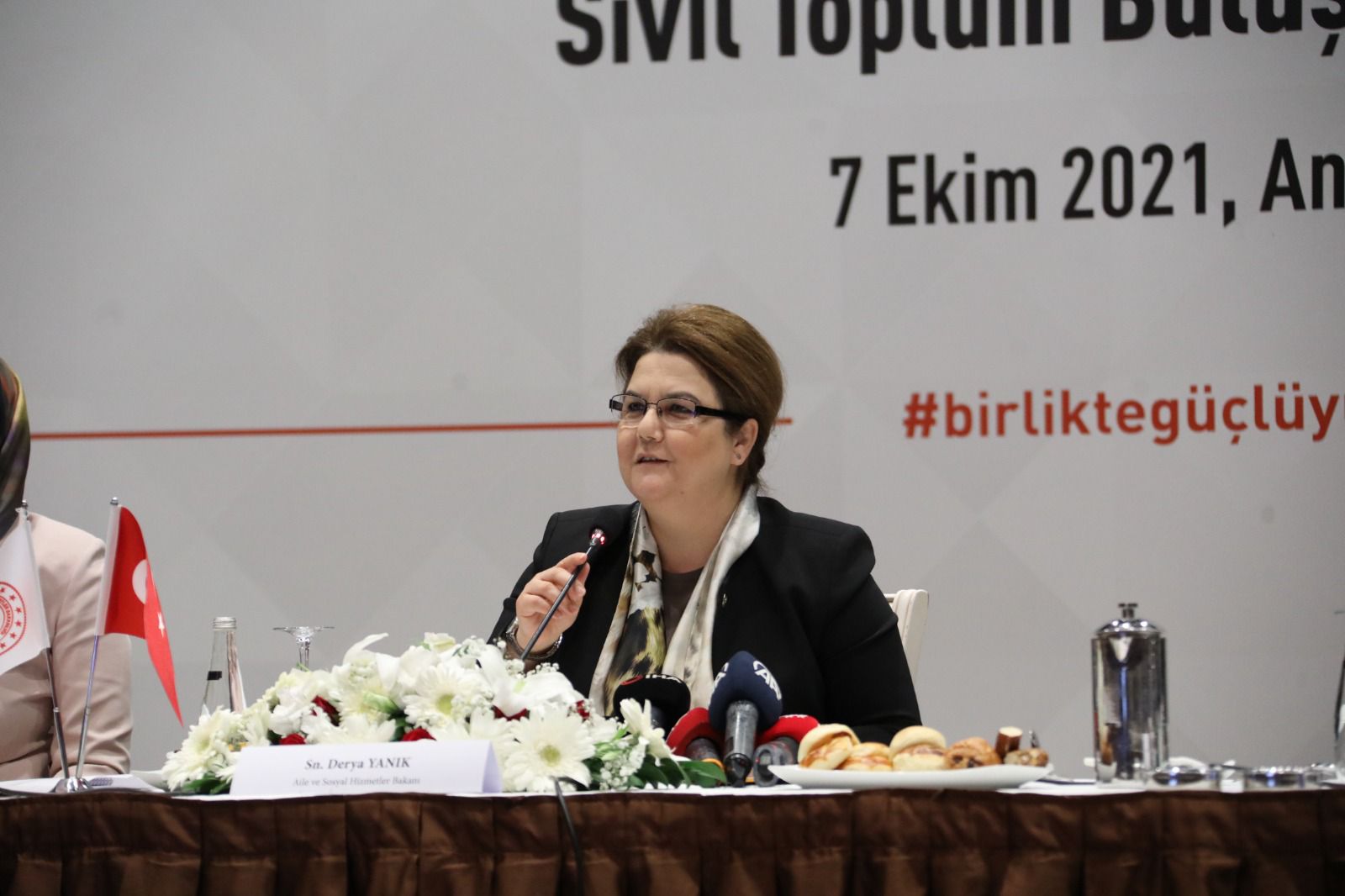 Bakanımız Derya Yanık, Sivil Toplum Buluşmaları Toplantısı’na Başkanlık Etti