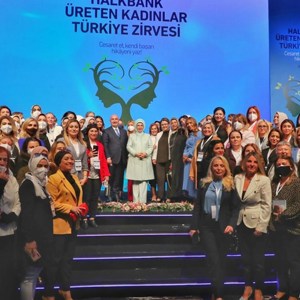 Emine Erdoğan Hanımefendi ve Bakanımız Derya Yanık, "Halkbank Üreten Kadınlar Türkiye Zirvesi"ne Katıldı - fotoğraf 4