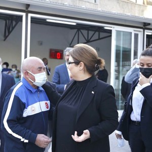 Bakanımız Sayın Derya Yanık, Dünya Yaşlılar Günü’nde Huzurevi Sakinleriyle Bir Araya Geldi - fotoğraf 2
