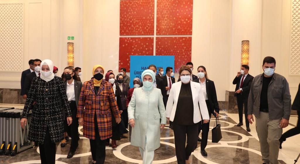 Emine Erdoğan Hanımefendi ve Bakanımız Derya Yanık, "Halkbank Üreten Kadınlar Türkiye Zirvesi"ne Katıldı