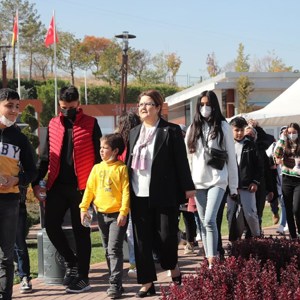 Bakanımız Derya Yanık Sosyal ve Ekonomik Destek’ten Yararlanan Çocukları Ağırladı - fotoğraf 1