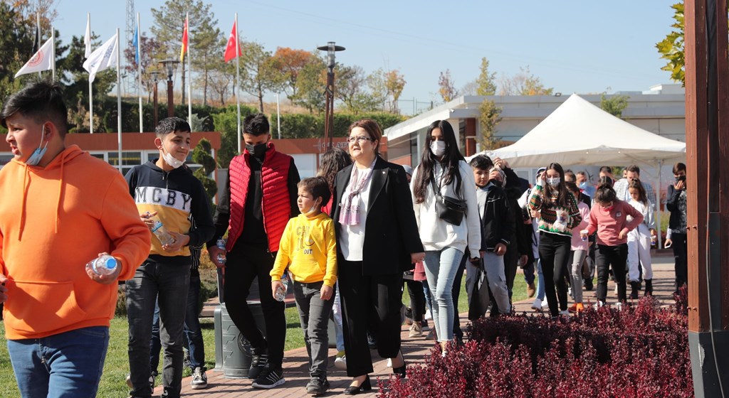 Bakanımız Derya Yanık Sosyal ve Ekonomik Destek’ten Yararlanan Çocukları Ağırladı