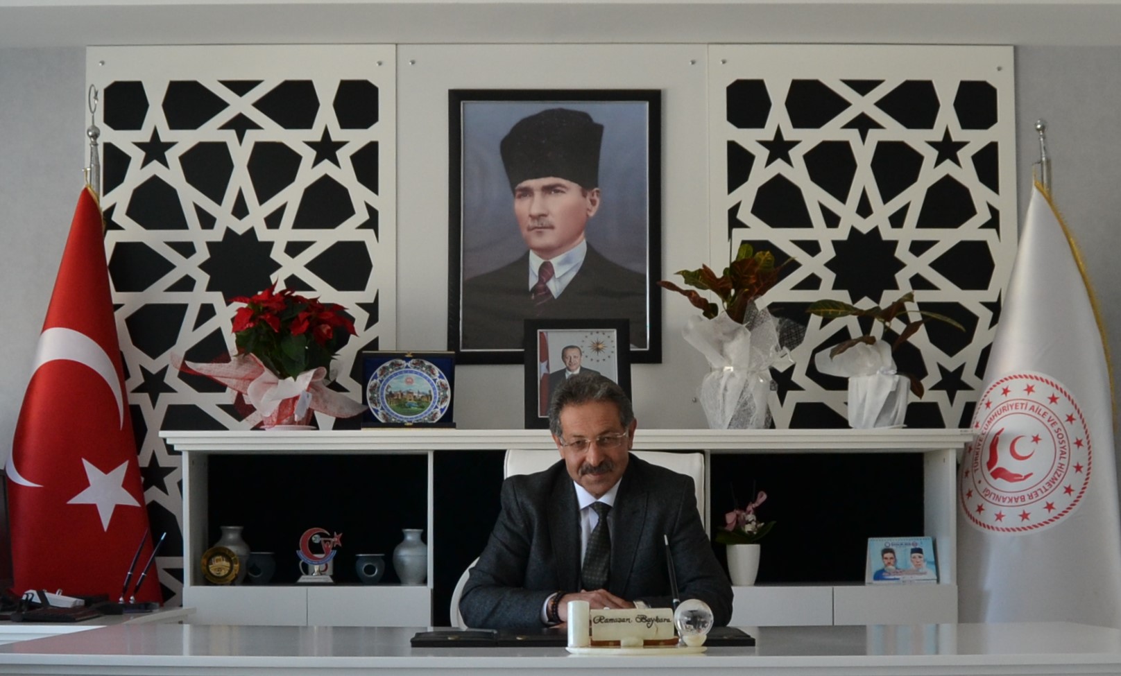 Vatana sadakat temel taşımız. En büyük özgürlük yolu Cumhuriyet! 