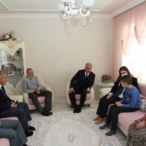 Valimiz Sayın Mehmet MAKAS ve Eşi Hanımefendi Elif MAKAS, düzenli olarak gerçekleştirdikleri ziyaretler kapsamında şehit aileleri ve gazilerimizi ziyaret ettiler. - fotoğraf 4