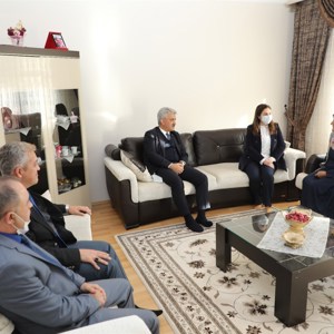 Valimiz Sayın Mehmet MAKAS ve Eşi Hanımefendi Elif MAKAS, düzenli olarak gerçekleştirdikleri ziyaretler kapsamında şehit aileleri ve gazilerimizi ziyaret ettiler. - fotoğraf 1