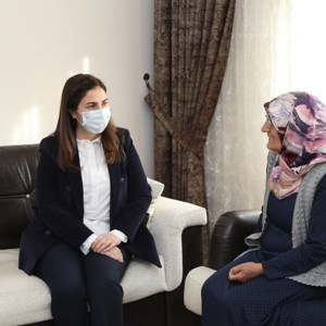 Valimiz Sayın Mehmet MAKAS ve Eşi Hanımefendi Elif MAKAS, düzenli olarak gerçekleştirdikleri ziyaretler kapsamında şehit aileleri ve gazilerimizi ziyaret ettiler. - fotoğraf 2
