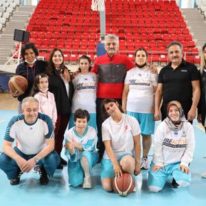    Sayın Valimiz Mehmet MAKAS ve Eşi Hanımefendi Elif MAKAS, Engelsiz Yaşam Merkezinde  Kalan Kızlarımız İle Hafta Sonu Spor Etkinliğinde Buluştu. - fotoğraf 4