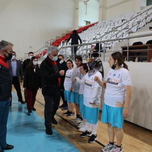    Sayın Valimiz Mehmet MAKAS ve Eşi Hanımefendi Elif MAKAS, Engelsiz Yaşam Merkezinde  Kalan Kızlarımız İle Hafta Sonu Spor Etkinliğinde Buluştu. - fotoğraf 1