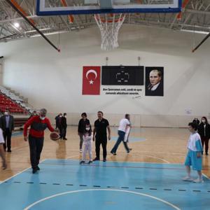    Sayın Valimiz Mehmet MAKAS ve Eşi Hanımefendi Elif MAKAS, Engelsiz Yaşam Merkezinde  Kalan Kızlarımız İle Hafta Sonu Spor Etkinliğinde Buluştu. - fotoğraf 2