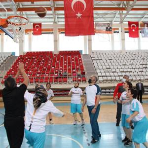    Sayın Valimiz Mehmet MAKAS ve Eşi Hanımefendi Elif MAKAS, Engelsiz Yaşam Merkezinde  Kalan Kızlarımız İle Hafta Sonu Spor Etkinliğinde Buluştu. - fotoğraf 3