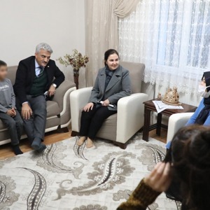 Sayın Valimiz Mehmet MAKAS ve Eşi Hanımefendi Elif  MAKAS, Koruyucu Aile Ziyaretinde Bulundular. - fotoğraf 1