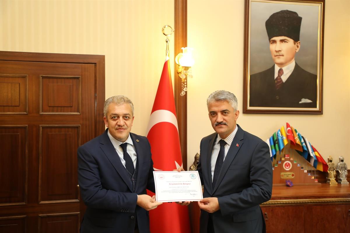 Sayın Valimiz Mehmet MAKAS, Erişilebilirlik Belgesini İl Müdürümüz Cem Halil MERCİMEK'e Teslim Ettiler. 