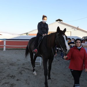          Sayın Valimiz, Engelsiz Yaşam Bakım Rehabilitasyon ve Aile Danışma Merkezindeki Kızlarımız İle Binicilik Kulübünde Bir Araya Geldi. - fotoğraf 2