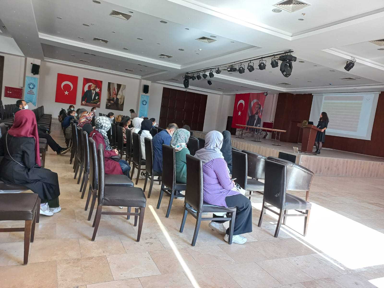 HATMEK Kursiyerleri ve Eğiticilerine “Bilişim Teknolojileri ve İnternetin Bilinçli Kullanımı” konulu seminer verildi.
