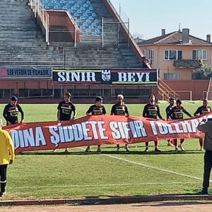 25 Kasım Kadına Yönelik Şiddet İle Mücadele Günü Kapsamında Futbol Müsabakalarında Farkındalık Oluşturuldu - fotoğraf 1