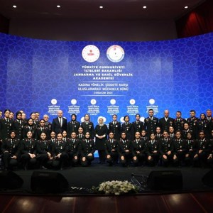 Emine Erdoğan Hanımefendi ve Bakanımız Derya Yanık "Kadına Yönelik Şiddete Karşı Uluslararası Mücadele Günü Paneli"ne katıldı - fotoğraf 1