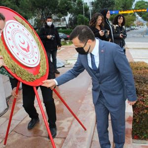 3 Aralık Dünya Engelliler Günü kapsamında Cumhuriyet Meydanı Atatürk Anıtında saat 9.30’da çelenk sunma töreni gerçekleştirildi. - fotoğraf 6