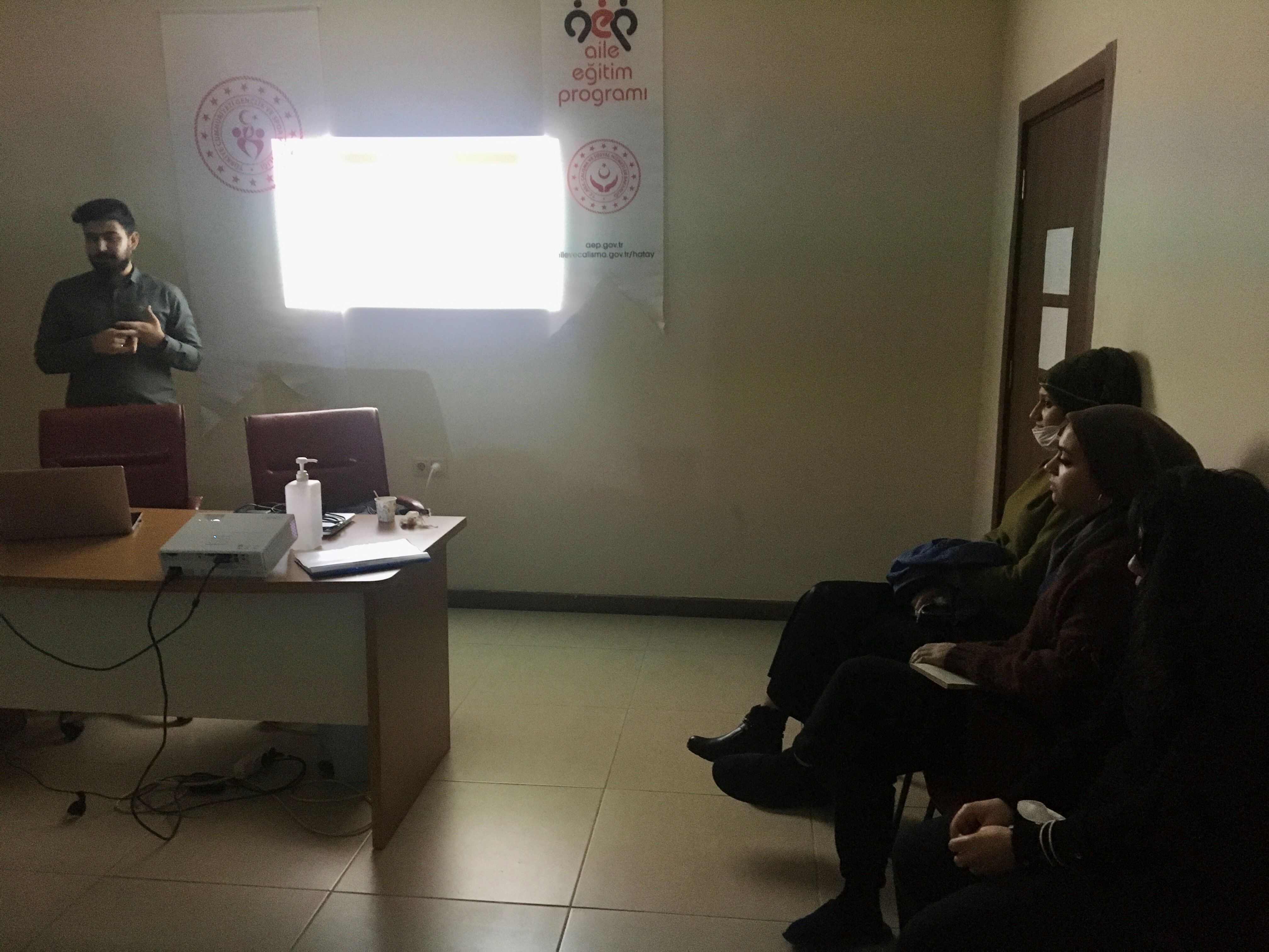 Antakya Sosyal Hizmet Merkezi Müdürlüğü tarafından Tayfur Sökmen Kız Öğrenci Yurdu’nda “Gençlik Psikolojisi Atölye Çalışması” 3. Oturumuyla devam etti. 