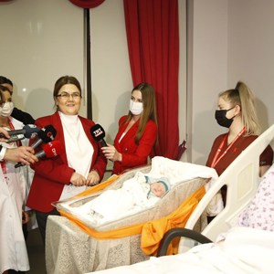 Bakanımız Derya Yanık Yeni Yılın İlk Bebeğini Ziyaret Etti - fotoğraf 3