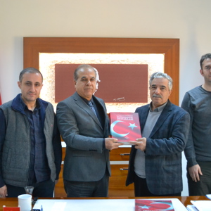 İl Müdürümüz Rasim Bulut, “81 İlden 81 Şehidimizin Kahramanlık Destanları” adlı kitabı Malatyalı Şehidimiz Hüsnü Bilgiç’in babası Fethi Bilgiç’e takdim etti. - fotoğraf 3