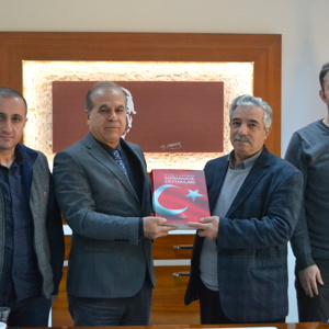 İl Müdürümüz Rasim Bulut, “81 İlden 81 Şehidimizin Kahramanlık Destanları” adlı kitabı Malatyalı Şehidimiz Hüsnü Bilgiç’in babası Fethi Bilgiç’e takdim etti. - fotoğraf 2